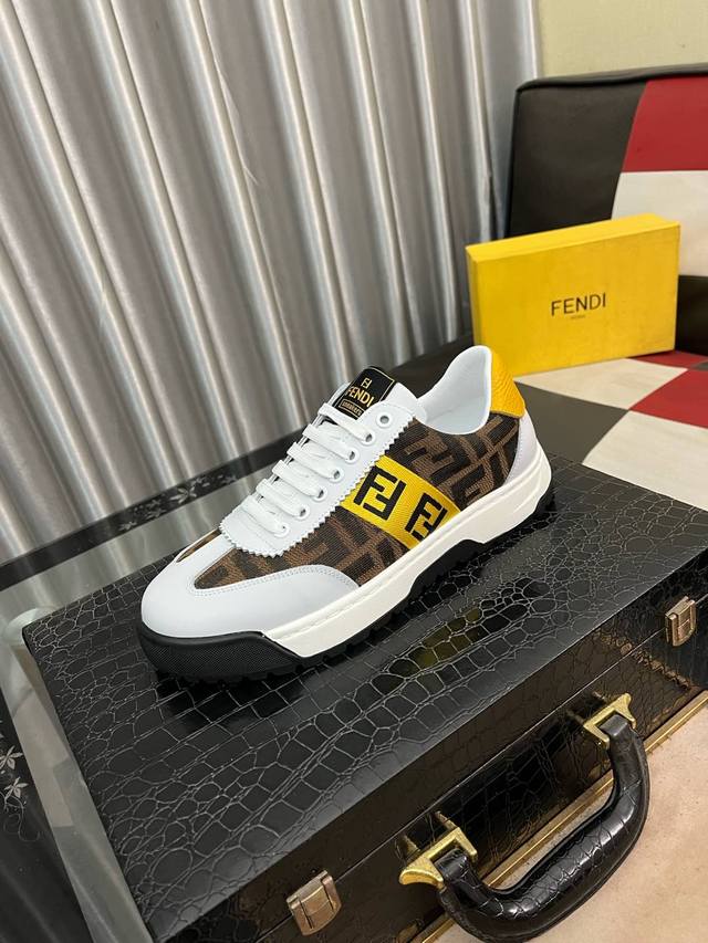 出厂价： Fendi 芬迪 男士最新款休闲鞋！专柜同步上市！复刻 内里采用头层顶级羊皮，原版原厂特供橡胶大底 引领时尚新概念 配码：38-442色可选
