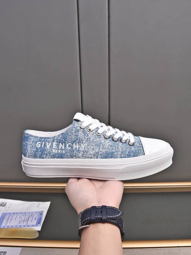 纪梵希 Givenchy 低帮 标准码：38-44； 45 46 可以定做 等级：官网同款 原单品质材料：原版小牛皮，搭配原版水染羊皮内里牛皮乳胶鞋垫 ，原版防