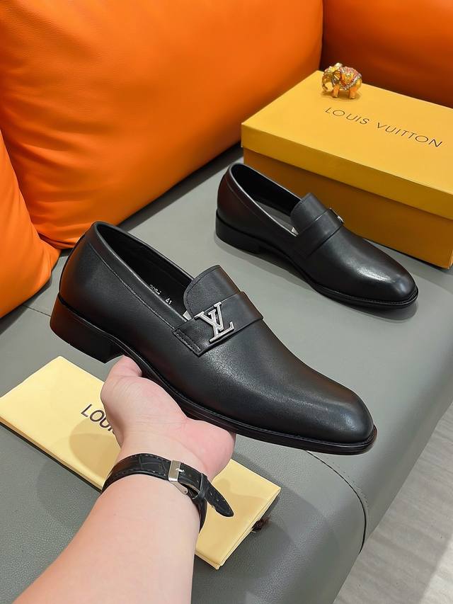 商品名称：Louis Vuitton 路易 威登正规码数: 38-44 西装鞋商品材料：精选 头层牛皮鞋面，柔软羊皮内里；原厂大底