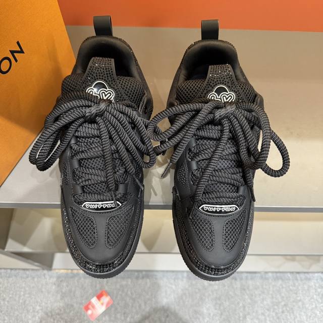 码数38-45 L*Skate 运动鞋-厚底系带面包运动鞋，采用头层牛皮制成，鞋头撞色橡胶包裹，粗鞋带系带设计，侧面带 Monogram 大印花， 鞋舌及后跟”