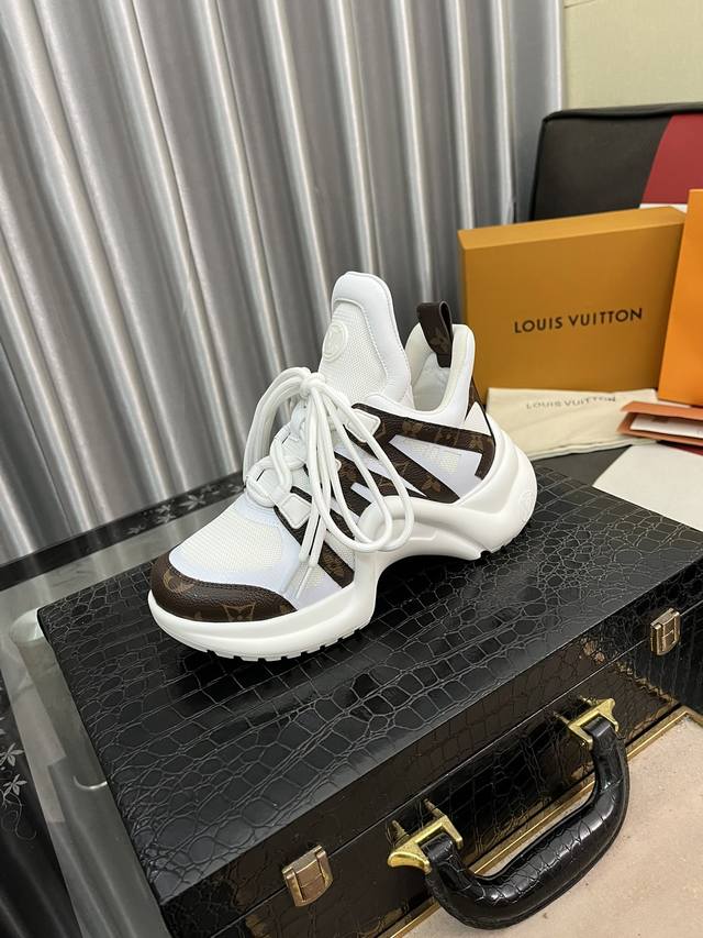 出厂价： Lv路易威登 高版本 时尚潮男必备，香港专柜新品出炉, 大牌风范，欧美大师强力打造独特款式，上脚舒适，大底超柔软，超耐磨 给人视觉冲击感强 材料: 鞋