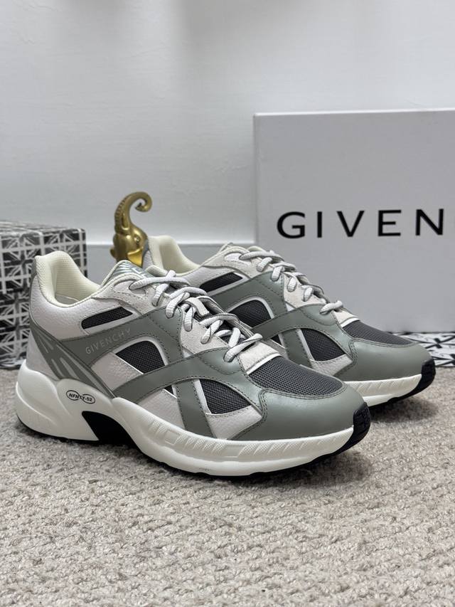 出厂价 实价 G I V E N C H Y 纪梵希新款 专柜同步 人手一双 不容错过 专柜买版 完全1:1 开模定制顶级版本 原版展示提供对比 让大货做到和原