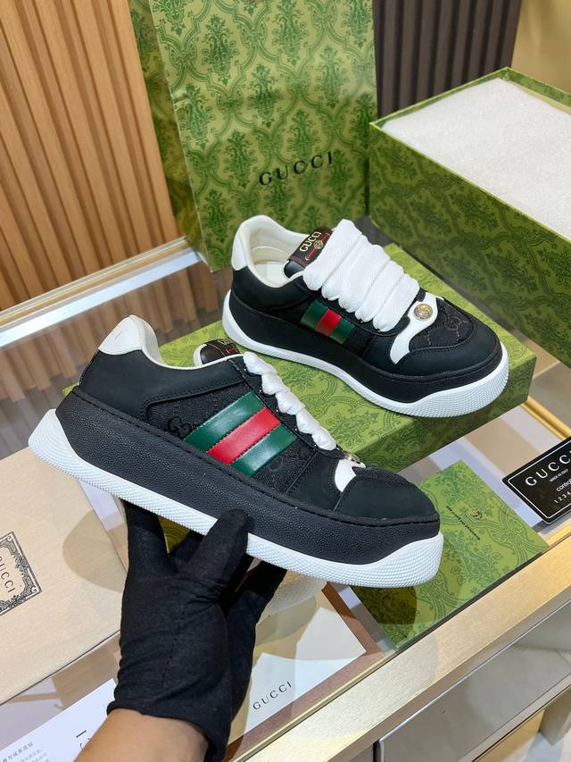出厂价 古奇新款顶级版本原版购入开发做货，品质100 99.99免检.这款运动鞋采用gg帆布材质 紫色皮革细节以鲜明对比为单品增加深度，细节更显丰满 ！鞋底：原