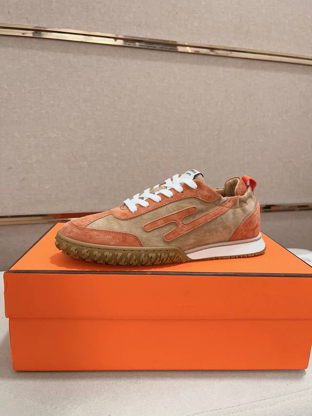 工厂价：Hermes 顶级版本# 情侣款24Ss休闲运动鞋 麂皮山羊皮运动鞋装饰撞色图案和标志性“H”细节，配送专柜精美包装面料：麂皮+牛皮内里：混种羊里大底：