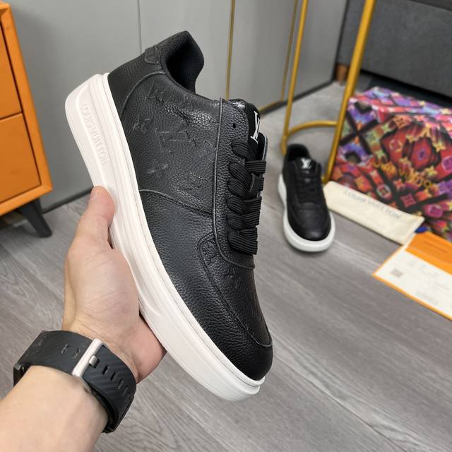 出厂价 Lv 新款顶级代购专柜同步发售，原厂橡胶大底，超级舒适，原厂跟单货，鞋面采用进口头层牛皮，内里透气网布加牛皮里垫，细节决定品质、欢迎对比六色可选，码数：
