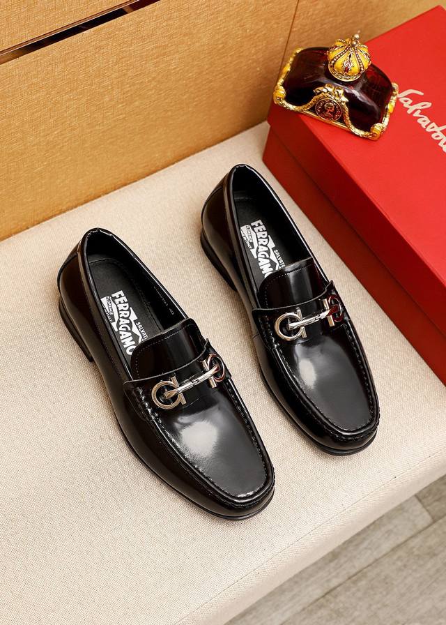 商品商标：Ferragamo 菲拉格慕 休闲皮鞋正码码数: 38-44 45订制商品材料：精选 进口头层开边珠牛皮鞋面+奢华五金扣，进口水染牛皮内里 强烈立体视