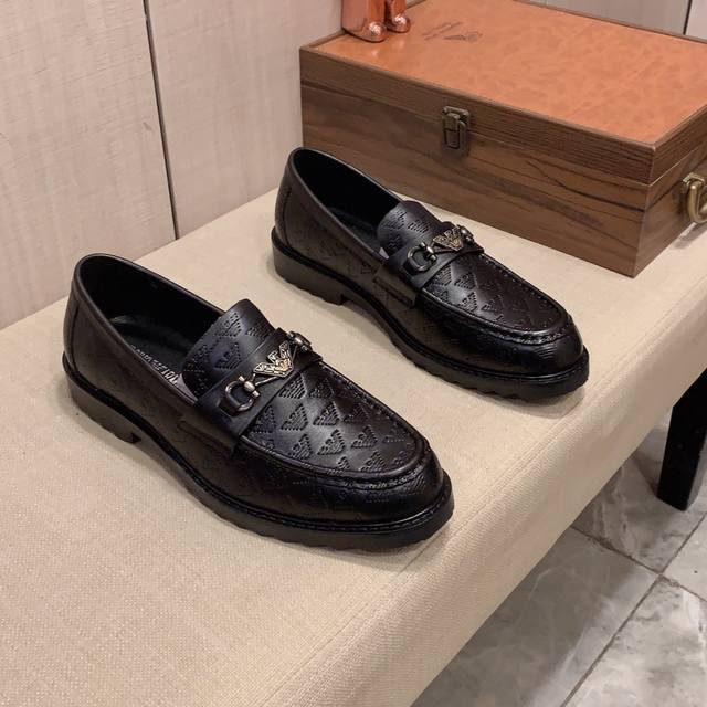 皮鞋新款: 厂价: 阿玛尼armani* 最新爆款休闲商务皮鞋，顶端品牌奢侈～代购，顶级～质量 鞋面選用进口透气牛皮搭配材质透气牛皮垫脚 精细做工 原版个性时尚