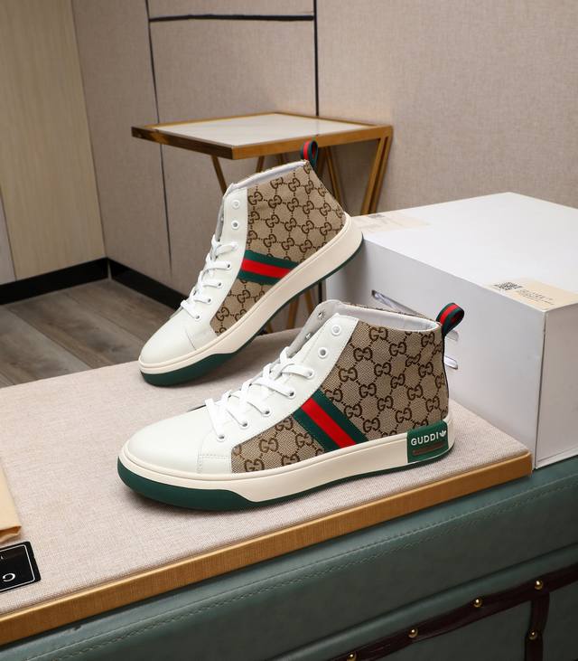出厂价 Gucci2024年最新款 专柜同步发售，意大利进口原版小牛皮，真皮内里， 凸显高端 贵气 档次 做工考究，鞋底：原厂特供原版底，独家双层活动成型底超级