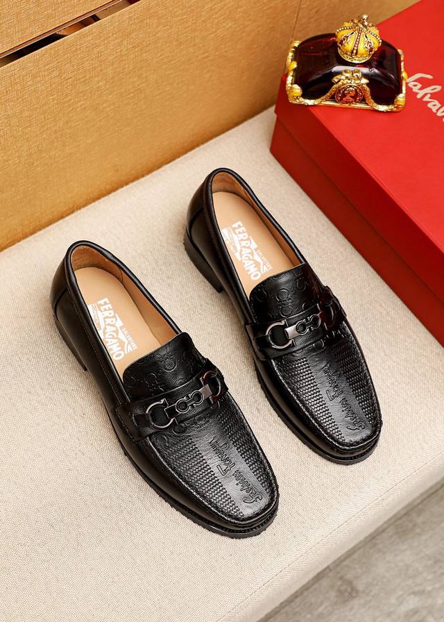 商品商标：Ferragamo 菲拉格慕 休闲皮鞋正码码数: 38-44 45.46订制商品材料：精选 进口头层小牛皮压花鞋面+奢华五金扣，进口水染牛皮内里 强烈