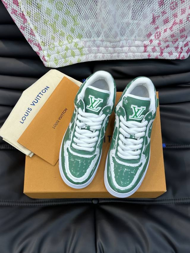 Ouis *Uitto* X Nike联名低帮休闲运动鞋，采用头层牛皮打造，侧身联名印花logo装饰，后侧鞋口和鞋跟处均带有品牌标志性细节，提升格调 时尚百搭，
