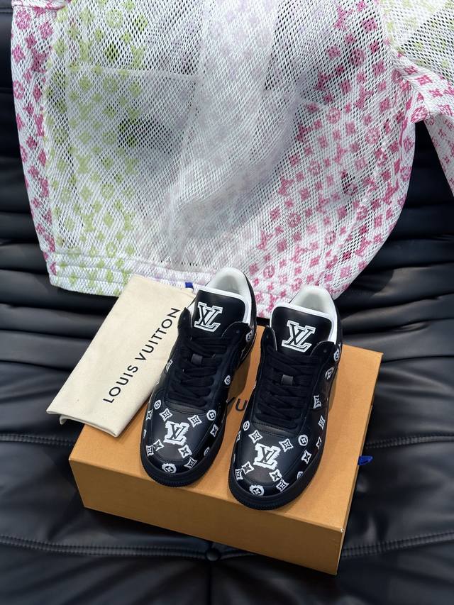 Ouis *Uitto* X Nike联名低帮休闲运动鞋，采用头层牛皮打造，侧身联名印花logo装饰，后侧鞋口和鞋跟处均带有品牌标志性细节，提升格调 时尚百搭，