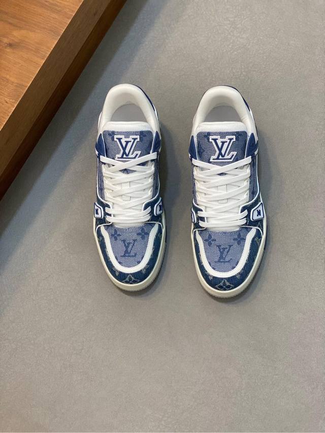 奢品 Trainer休闲运动鞋 本款运动鞋选用 Damier 粒面牛皮革，临摹 Damier 帆布的两式经典纹理，令鞋面的繁复工艺更显瞩目，创意注胶橡胶外底升级