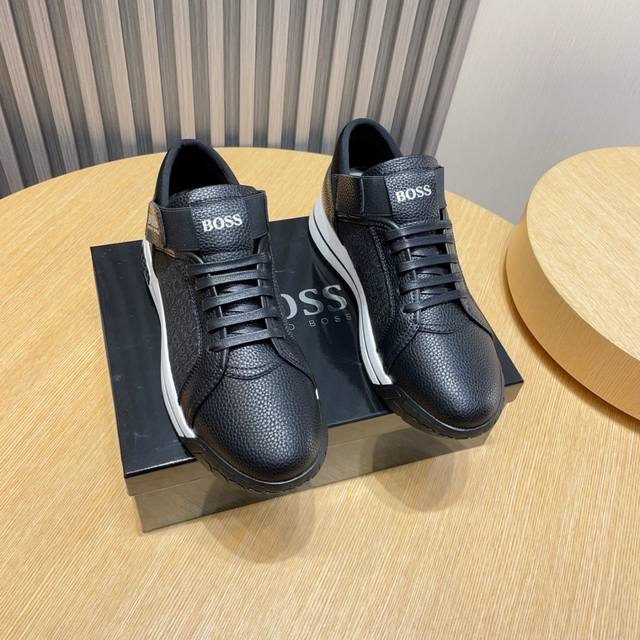 工厂 Boss 新款男仕运动鞋 知名运动品牌新款隆重上市 以奢华高端设计出货 鞋面选用原版定制布料制作 羊皮垫脚 叠层设计鞋面线条感层次分明，轻质橡胶大底 轻奢