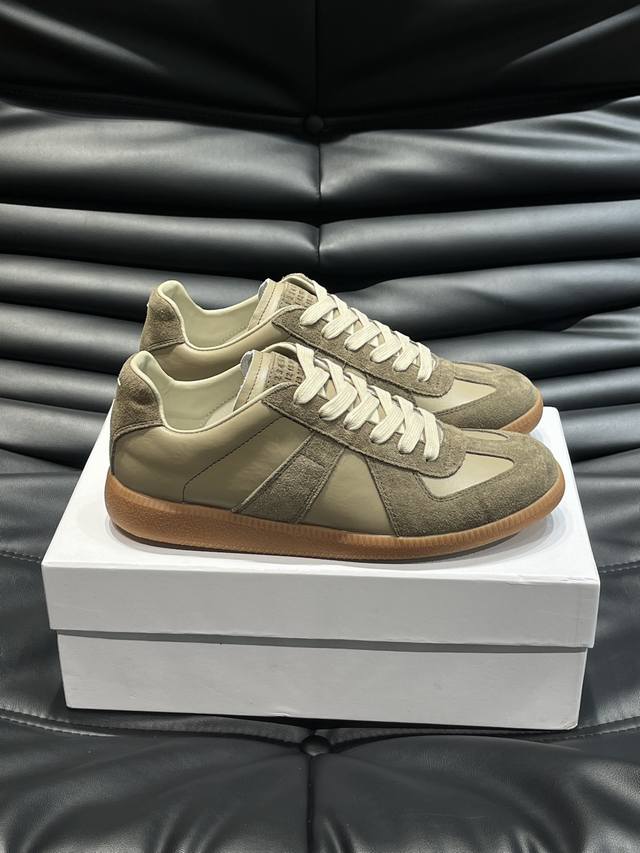 出厂价 实价 Mm6复古德训鞋 这双replica是牛皮拼接的德训鞋 鞋型整体特别简约复古 是一双适合和质量并存的休闲鞋 上脚巨舒服 鞋面：进口牛皮翻毛皮拼接，