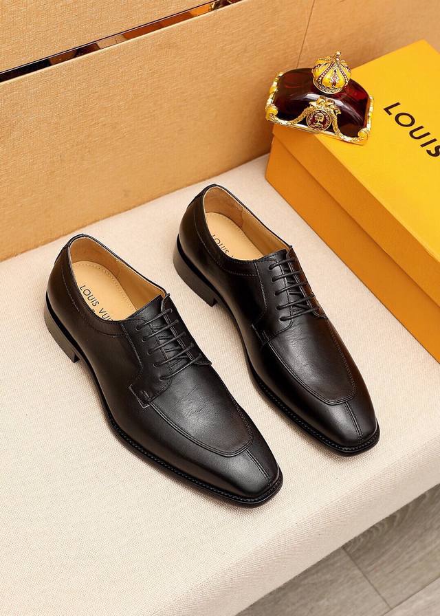 商品商标：Louis Vuitton 路易威登 商务皮鞋正码码数: 38-44 45.46.47订制商品材料：精选 进口头层小牛皮鞋面，进口头层牛皮内里 强烈立