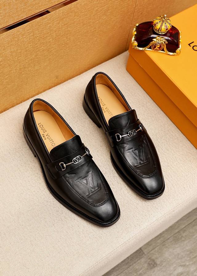 商品商标：Louis Vuitton 路易威登 休闲皮鞋正码码数: 38-44 45.46.47订制商品材料：精选 进口头层小牛皮压花鞋面+奢华五金扣，进口头层