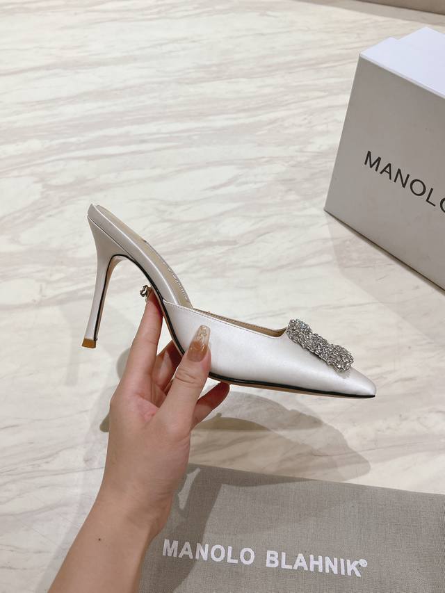 出厂：Manolo Blahnik Mb经典款钻扣凉拖鞋，高密度进口真丝，内里，垫脚羊皮，施华洛世奇水钻，真皮大底，多色可选，跟高9.5Cm，尺码：35-39