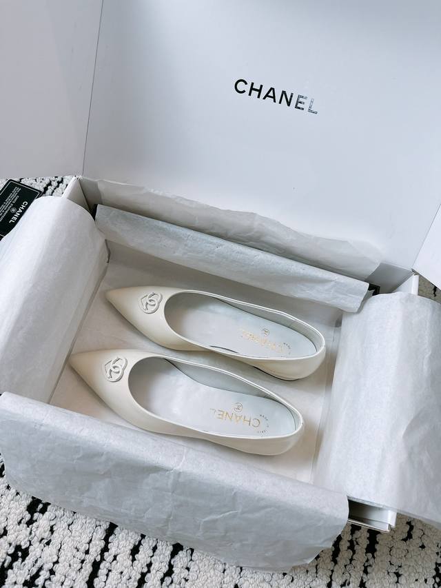 代购级Chanel 25Ss 香奈儿 后空凉鞋 单鞋早秋系列火爆上新，这一季香家小爆款！真的一眼爱了，经典拼色完美搭配！真的超级有个性，是这款鞋子最大的亮点，醒