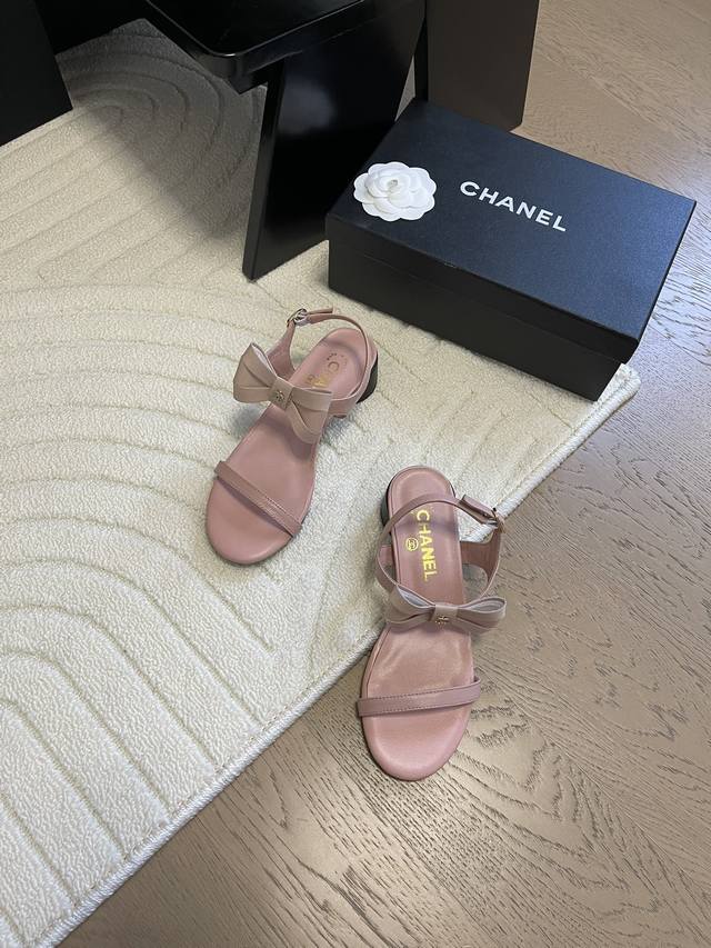 Chanel 25C新款蝴蝶结凉鞋一如既往的高版本 经典蝴蝶结版面鞋面羊皮 内里羊皮 真皮大底跟高3 5CmSize:35-39 其他码数定