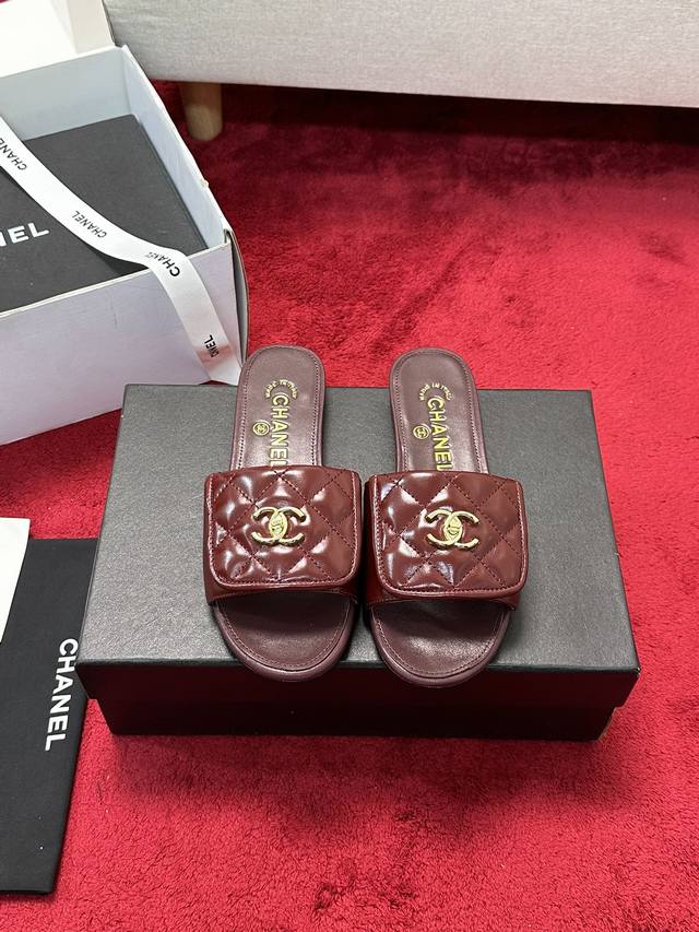 Chanel 25C新款双c拖鞋！这一季的蜜儿拖上脚太好看了上脚巨显细长 灰常滴高级！鞋面羊皮 内里羊皮 真皮大底平底 4.5CmSize:35-39 40 4