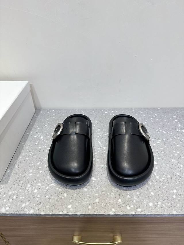 Alexander Mcqueen 25Ss早春 新款复古大头包头拖勃肯拖 第一眼看到这个鞋子感觉不起眼，没有过多的装饰很简单但带有点复古味呆萌可爱随意搭配都好