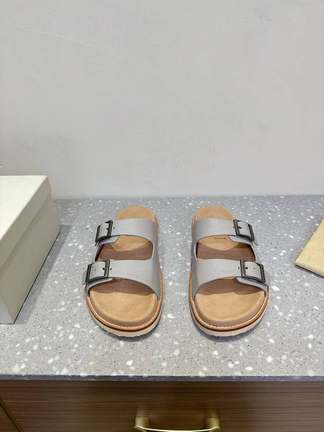Brunello Cucinelli Bc 情侣款 24Ss新款系列 博肯拖鞋此款凉拖鞋鞋型堪称经典，永不过时！外底上的个性logo和独特的水波纹凹槽设计，奢华