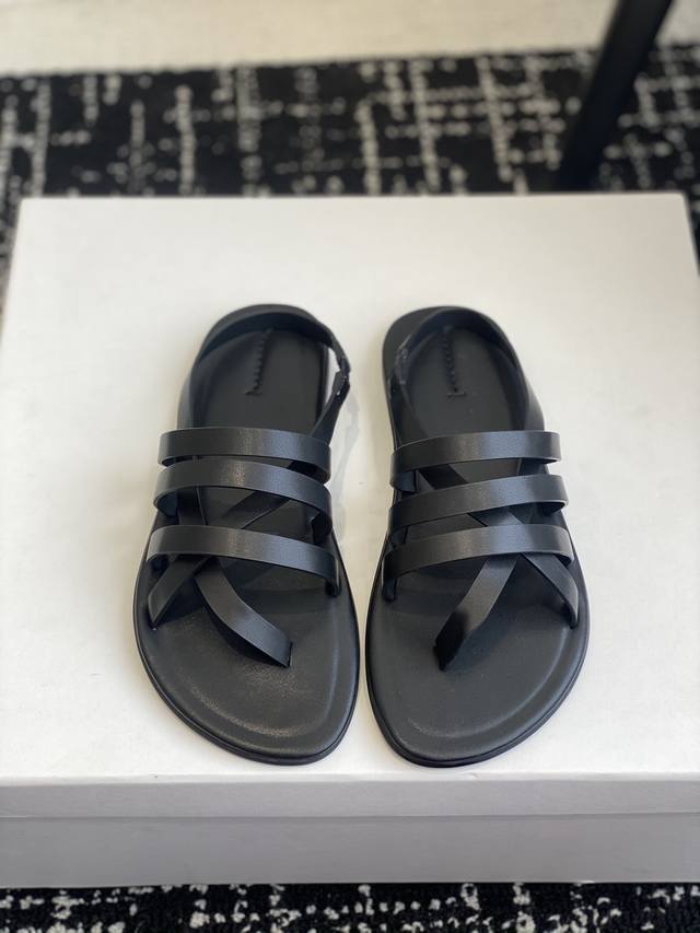 代购级The Row 真皮极简百搭平底凉鞋鞋脚真的是史上我穿过最最舒服的款式太柔软啦！磨脚星人一定要收了它 有一丢高级又简约的感觉其实除了好看以外它的舒适度真的