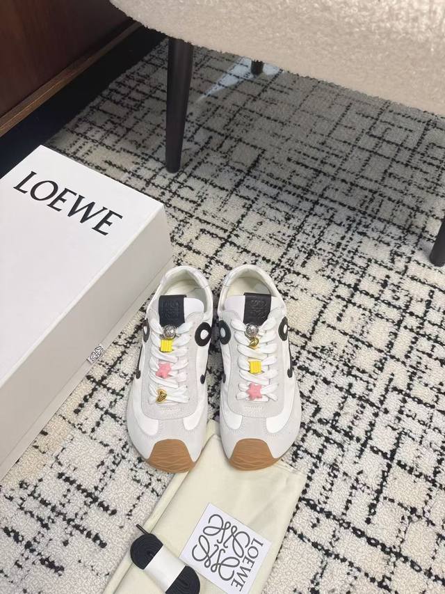 高版本 配全套包装飞机盒十五金配件 火爆情侣款罗意威loewe 2025 Ballet Runner2.0 新款芭蕾舞鞋超级棒 不对称鞋头造型，作为loewe的