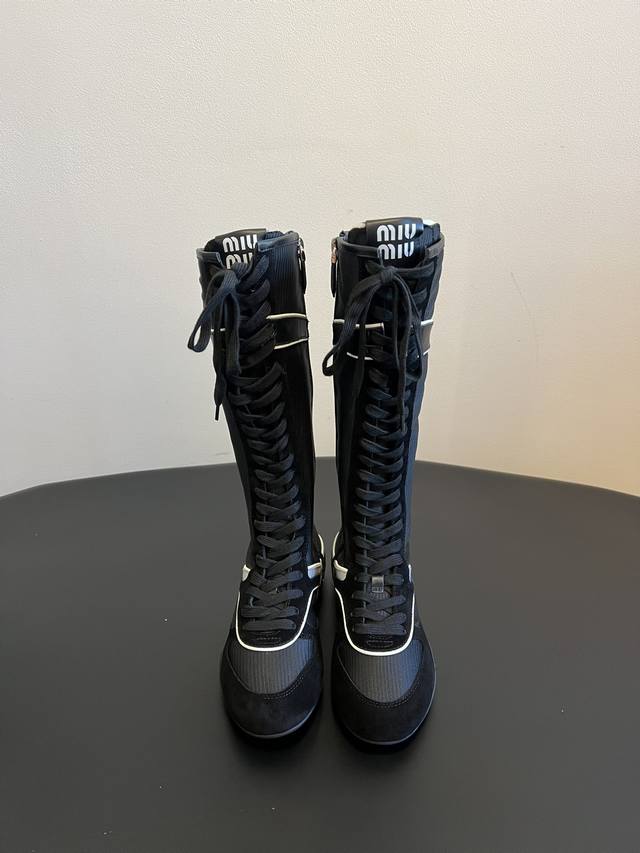 顶级版本Miu Miu 25Ss 春夏新款走秀miumiu 德训 休闲膝下靴秀场工艺来自miu Miu系列的细节特写 新季的潮流要素一 与此刻挚爱的概念，多元对