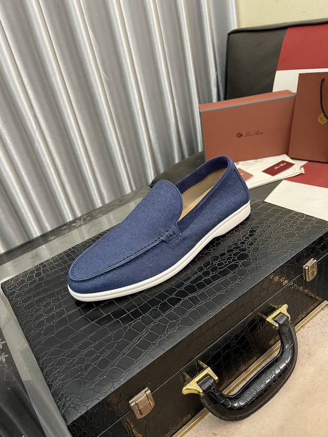 出厂价： Loro Pian* 诺悠*翩雅 Week End Walk 男士反毛皮夹边车线休闲运动鞋 这款运动鞋采用经过 反毛皮拼接牛皮经典工艺制成 中部系带细