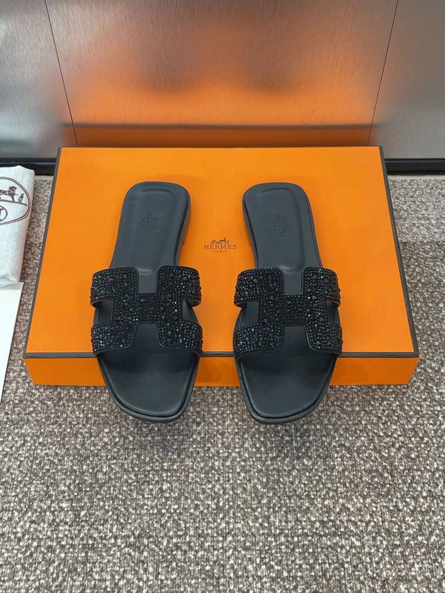 工厂价：平底p 高跟p爱马仕 Hermes 春夏经典款 Oasis 粗跟拼色工字拖水晶女鞋 H家圆头露趾凉拖鞋材质：进口羊猄皮+水染羊皮水里+意大利真皮大底+进