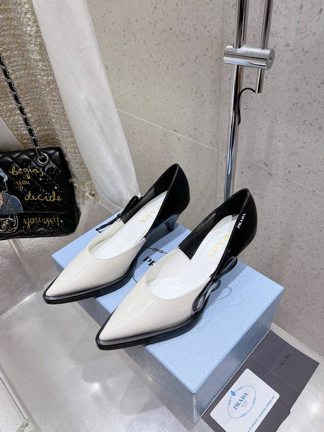 Prada 普拉达 25Ss早春新款 绝美尖头跟鞋时尚界久违的极简之美经典时尚配色 毫不费力的优雅风来袭 时髦 精致 绝美 包头尖头开边珠外穿时尚气质简约新款日