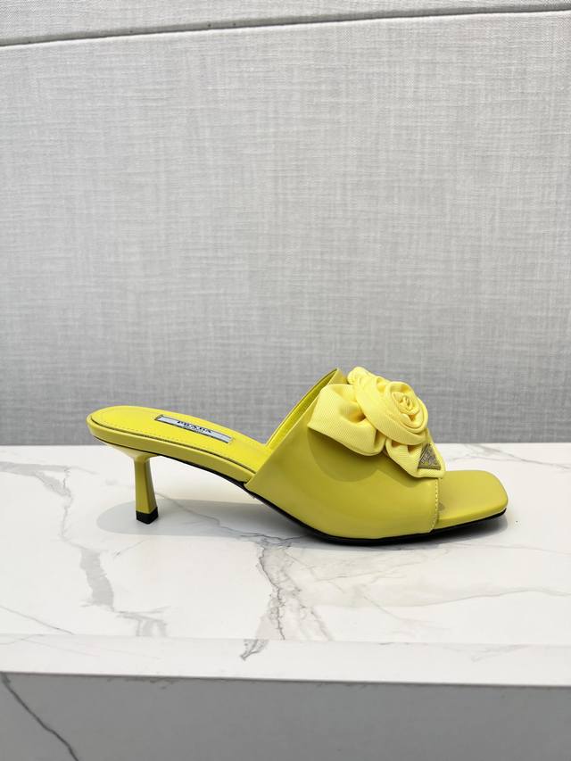 Prada 普拉达ss新品 玫瑰花凉拖 小红书各大博主各种秀原版1-1开发玫瑰花三角五金扣，进口开边珠牛皮 原版羊皮内里 意大利原版真皮大底 跟高:5.5Cm