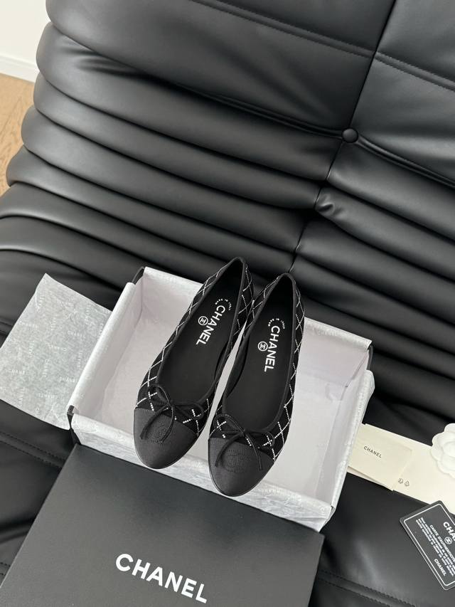 Chanel 新色芭蕾舞鞋原版1:1复刻 经典中的经典 无论搭配裤装还是裙装都是完美 小圆头的设计很好的修饰脚型 ，小仙女们必备！跟高：2.5Cm码数 ：35-