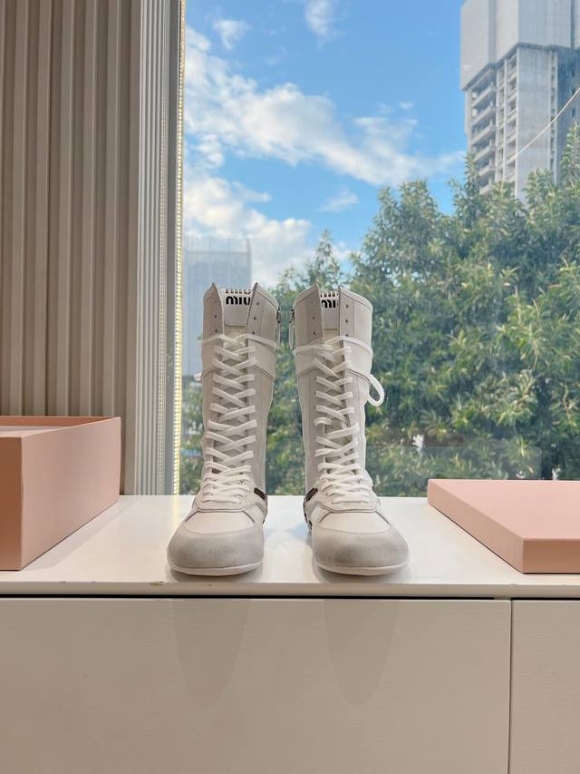 出厂 顶级版本 Miumiu缪缪时装周miu Miu 2025春夏系列秀场这双运动德训休闲靴骑士靴引起关注，Miu Miu 与 New Balance 合作系列