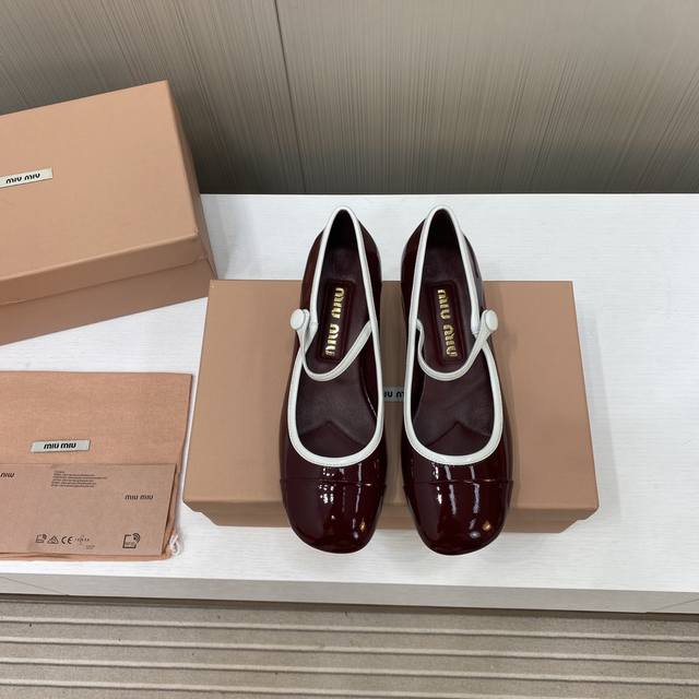 出厂价 顶级品质Miumiu缪缪25春夏走秀新款new Arrival～拼色粗跟圆头玛丽珍珍珠扣带单鞋！光泽牛漆皮鞋面一字带，金属miu缪logo饰以点缀，细节