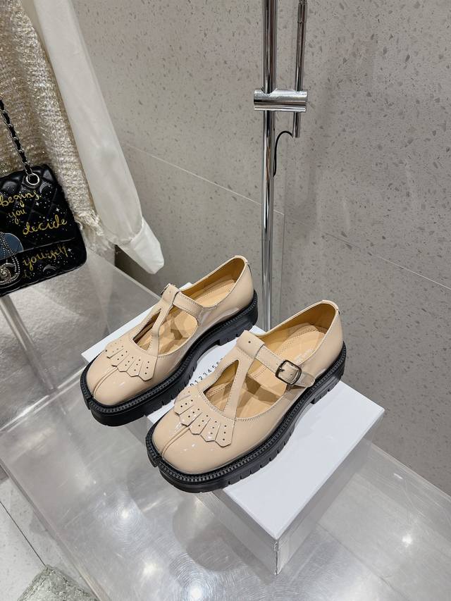 Maisom Margiela Mm6马吉拉经典分趾乐福鞋这双热度超高的单品 必须人手一双入手了 不能错过的单品 炸裂了独家原版购入开发 不能错过的一款鞋面：进