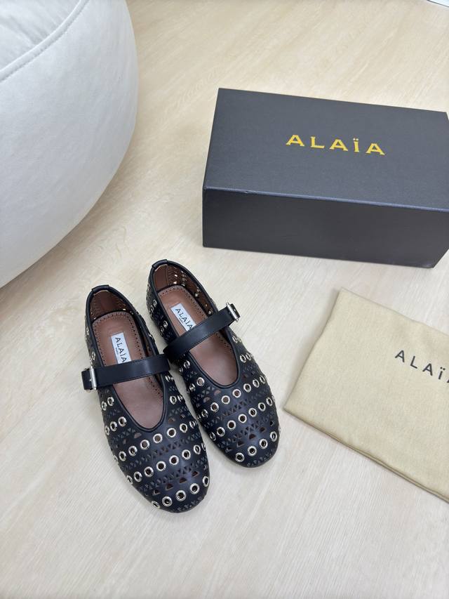 镂空 金属鸡眼 玛丽珍单鞋 Alaia 拖鞋来自巴黎黑色 一见倾心纯手工 高级 经典阿莱娅还有另外性感的一面配上不同款式，不同风格都能轻松驾驭，无论牛仔裤，西装