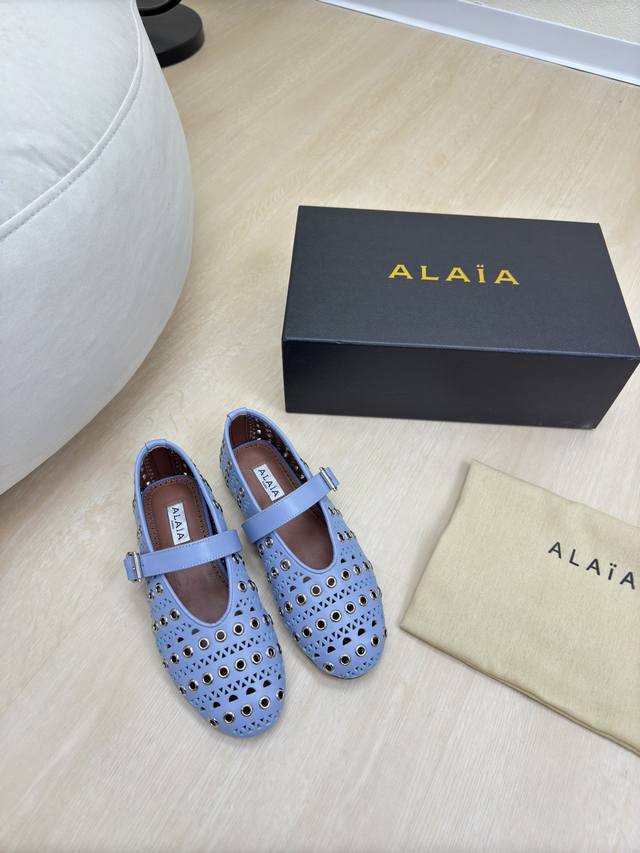 镂空 金属鸡眼 玛丽珍单鞋 Alaia 拖鞋来自巴黎淡蓝色 一见倾心纯手工 高级 经典阿莱娅还有另外性感的一面配上不同款式，不同风格都能轻松驾驭，无论牛仔裤，西