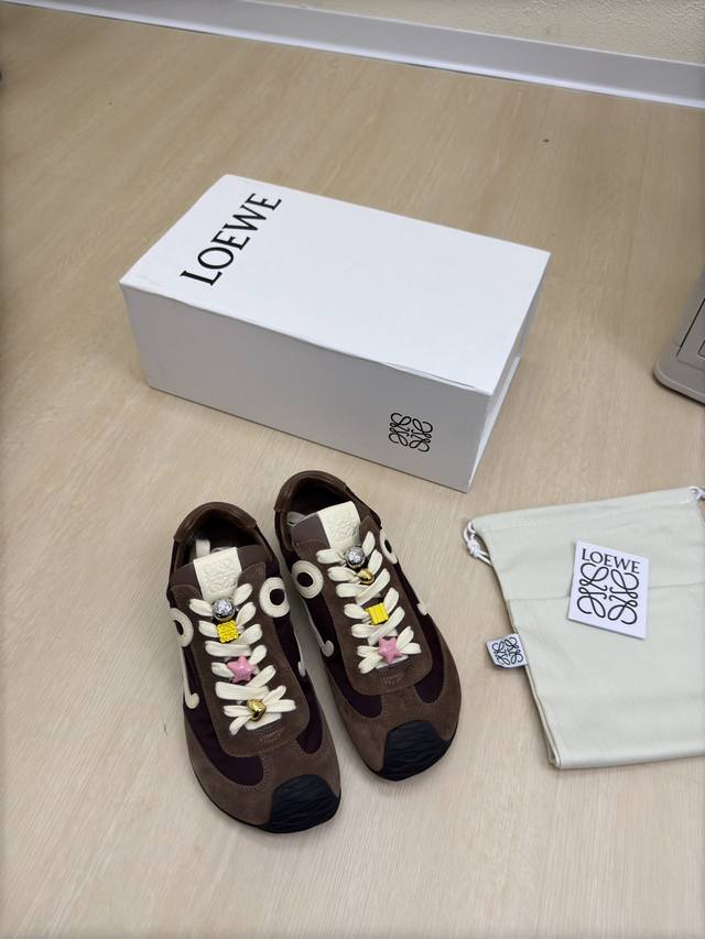 男女款 糖果色 罗意威 Loewe 杨幂同款运动鞋男女款 男款10鞋面：滴胶工艺科技面料内里: 小牛皮里棕色Loewe秋日超百搭乐福鞋杨幂同款这款舒服又百搭Dd