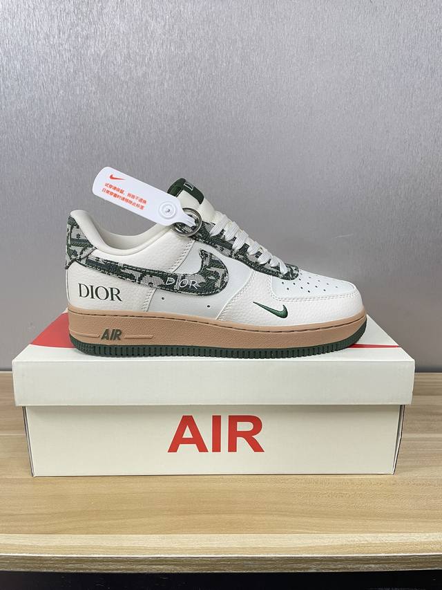 隔天 联名定制海外版本 Air Force 于1982年推出，由nike公司的传奇设计师bruce Kilgore设计，他摒弃了老1日的帆布鞋风格，突破性的使用