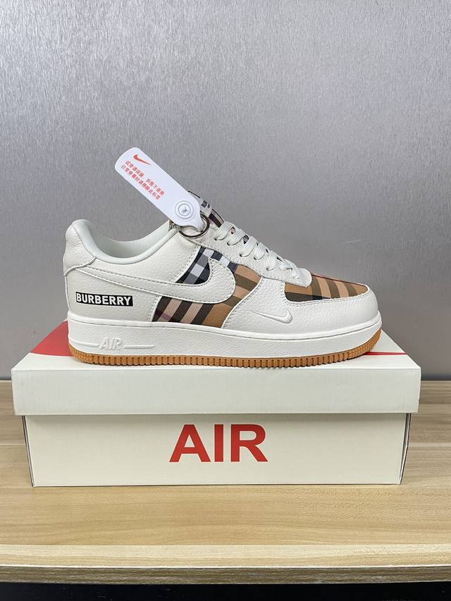隔天 联名定制海外版本 Air Force 于1982年推出，由nike公司的传奇设计师bruce Kilgore设计，他摒弃了老1日的帆布鞋风格，突破性的使用