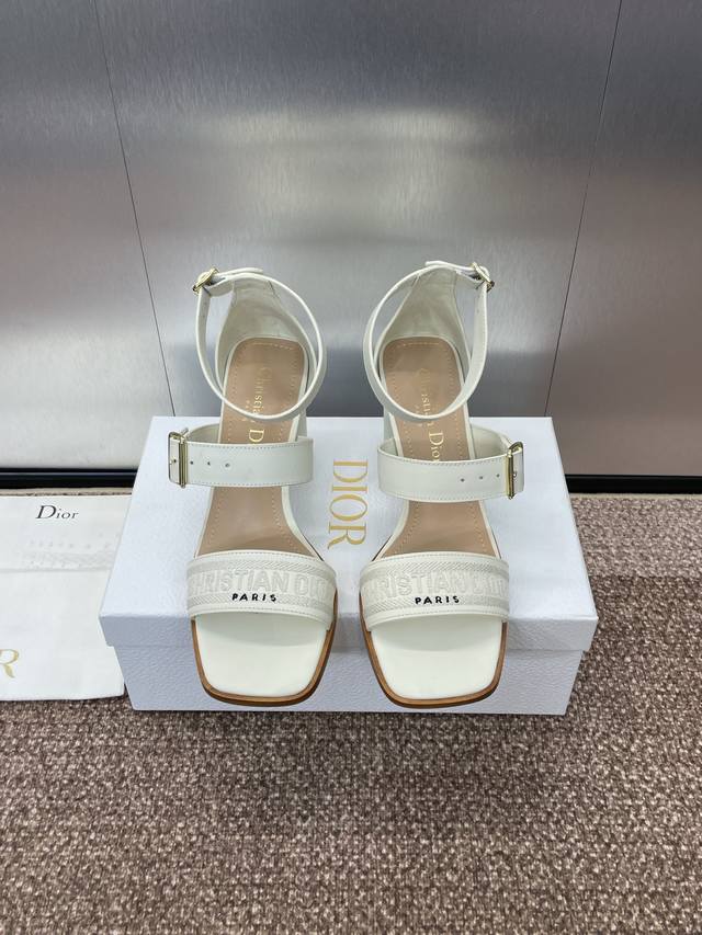 迪奥 Dior Dway 2024春夏最新款高跟电绣拼色罗马凉鞋 Cd字母logo五金扣明星同款一圈带鱼嘴露趾女鞋材质：原版定制高温水溶电绣科技面料 进口小牛皮