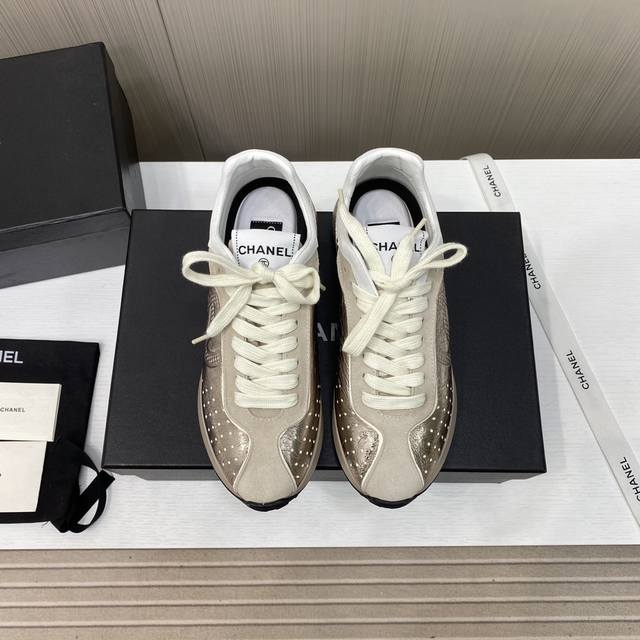 出厂价 顶级品质Chanel 香奈儿2024早春新款休闲运动鞋板鞋 超美的颜色非常百搭 超级舒适 满满的小香风 经典耐看百搭款！ 鞋面用料拼接鞋面 小羊皮，牛反
