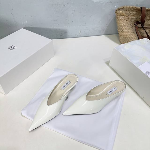 高品质出厂 ！小众潮牌toteme 25春夏新款复古坡跟后空尖头拖鞋凉鞋！春夏季节搭配裙裤都非常好看！简单利落的设计很适合日常穿着，后空设计，慵懒随性，尖头很有