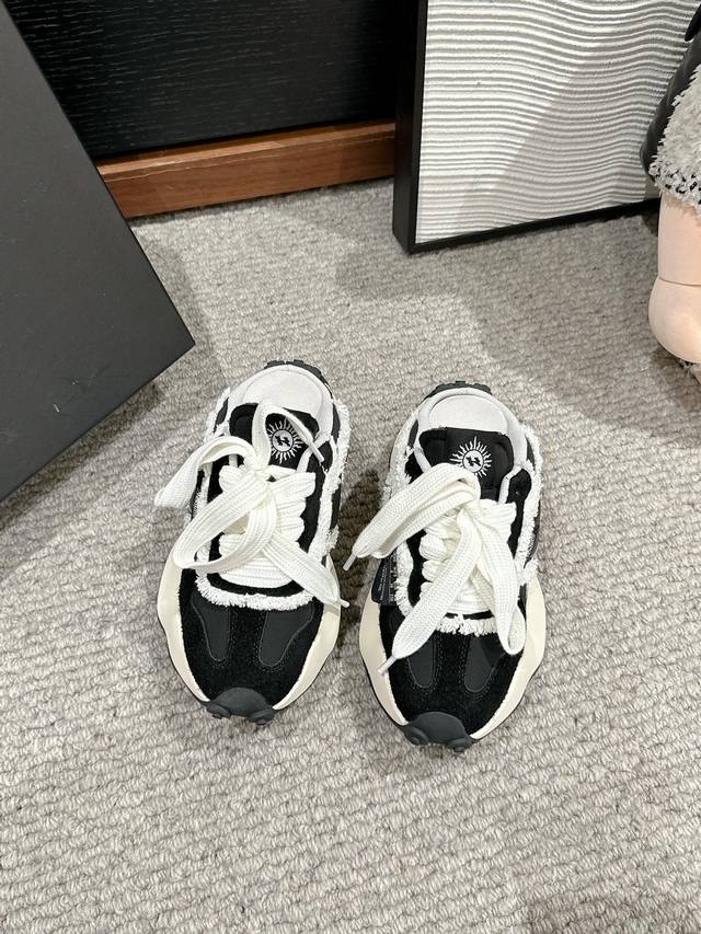 顶级品质打破秩序的解构美学遇见流畅灵动的波浪设计然xvessel携手潮流创意单位 厚底“波浪”面包鞋创立品牌heyday，推出厚底“波浪”德训鞋独特的“T”字鞋