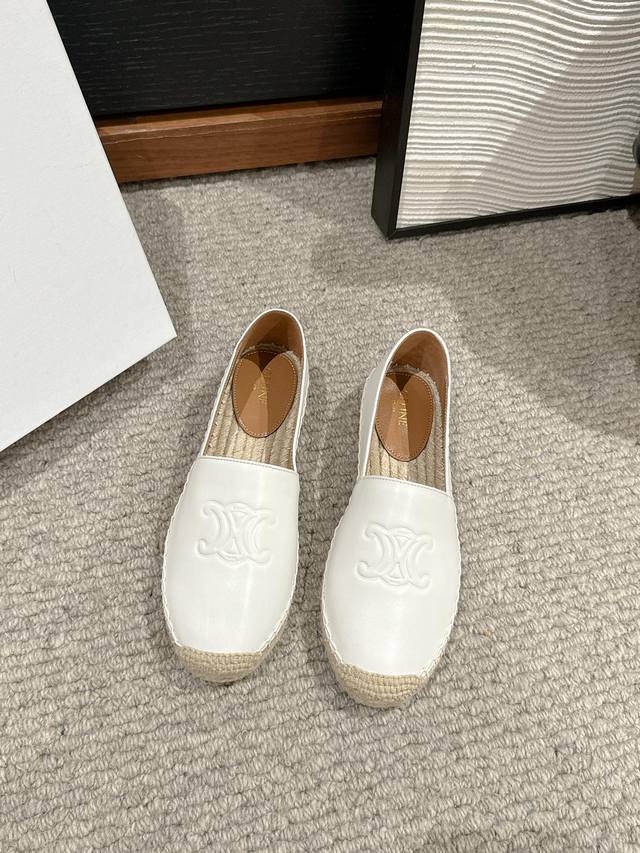 顶级品质Ciline Ss25 New Arrival～Celine塞琳2025春夏渔夫鞋新品羊皮鞋面凯旋门logo饰以点缀，辨识度极高，经典草编渔夫鞋系列好看
