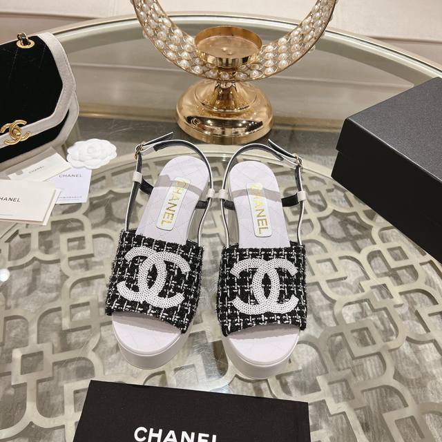 工厂价 女装女鞋 运动原单 Chanel ss25 new arrival～ 小香经典坡跟凉鞋经典色春夏配色，简直是绝了面料：原版开模布料 内里小羊皮！鞋型、材