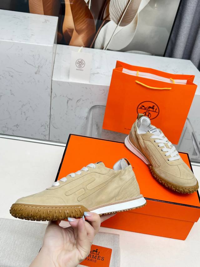 工厂价 女装女鞋 运动原单 原版复制爆款来袭HERMES.2025经典升级版面料进口羊京，内里:羊皮里。垫脚：羊皮里超级经典的爱马仕休闲鞋.穿上你就是女王.法抗