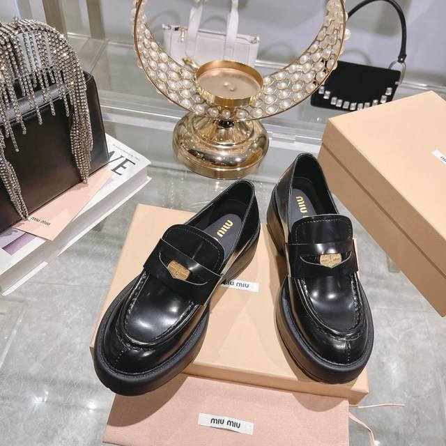 批发价 女鞋 女装 MiuMiu 2024ss 新款新款 复古厚底钱币乐福单鞋复古位十足 小牛皮 上脚很轻 舒适度百分百妥妥的显高神器羊皮内里 底厚 5.5cm